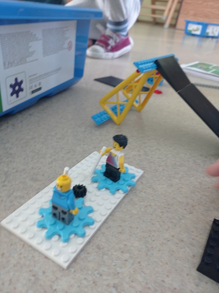 uczeń testujący działanie projektu stworzonego z klocków Lego