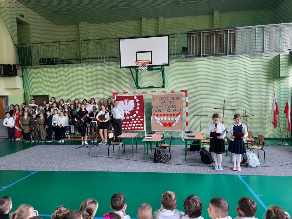 uczniowie podczas akademii z okazji 11 listopada - święta odzyskania niepodległości