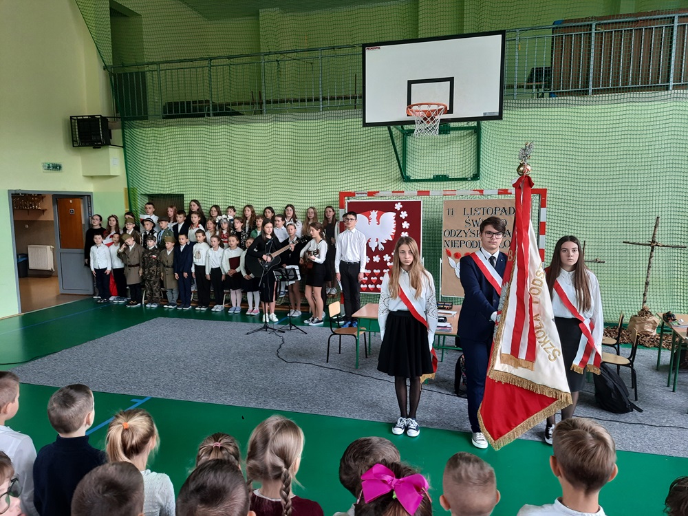 uczniowie podczas akademii z okazji 11 listopada - święta odzyskania niepodległości