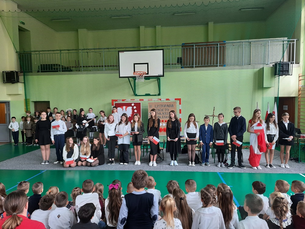 uczniowie podczas akademii z okazji 11 listopada - święta odzyskania niepodległości