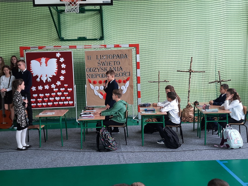 uczniowie podczas akademii z okazji 11 listopada - święta odzyskania niepodległości