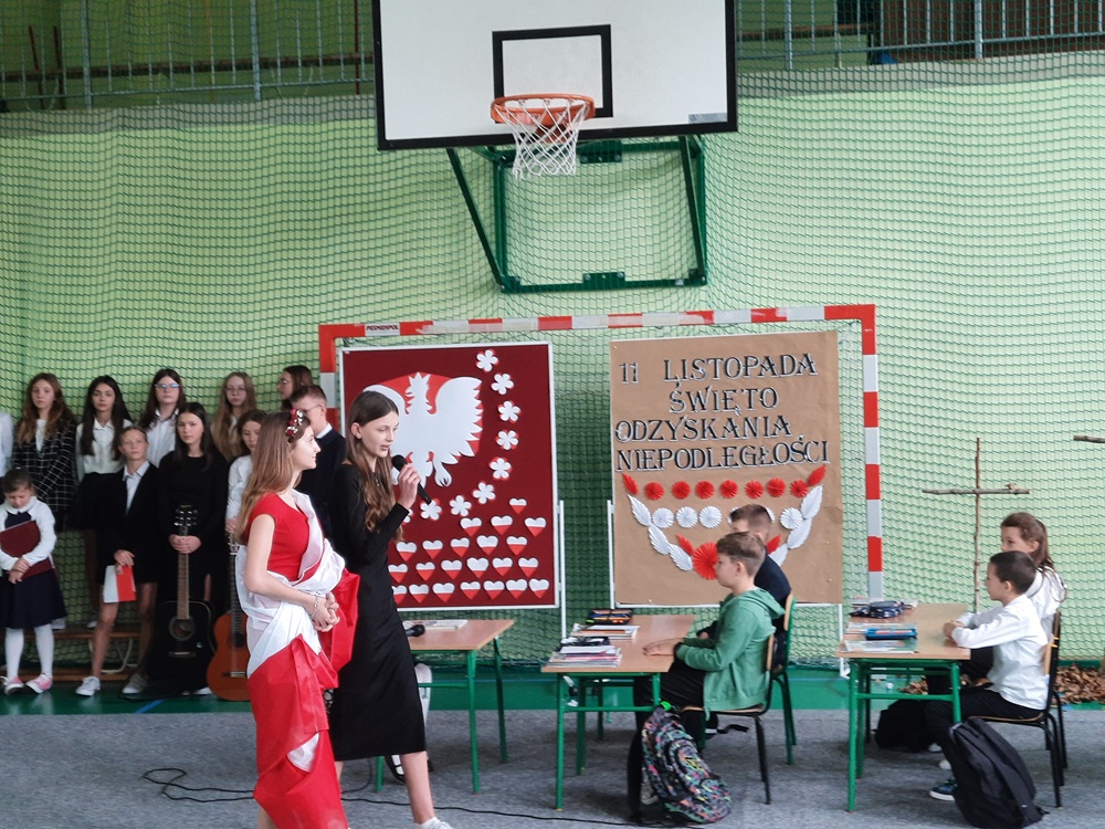 uczniowie podczas akademii z okazji 11 listopada - święta odzyskania niepodległości