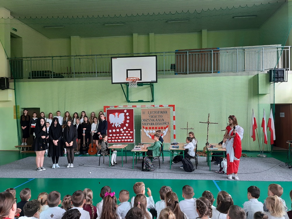 uczniowie podczas akademii z okazji 11 listopada - święta odzyskania niepodległości