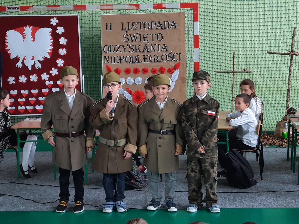 uczniowie podczas akademii z okazji 11 listopada - święta odzyskania niepodległości