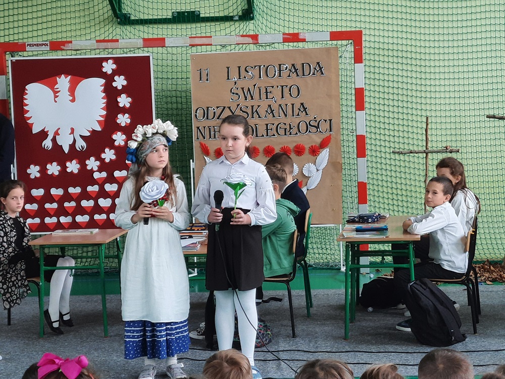 uczniowie podczas akademii z okazji 11 listopada - święta odzyskania niepodległości
