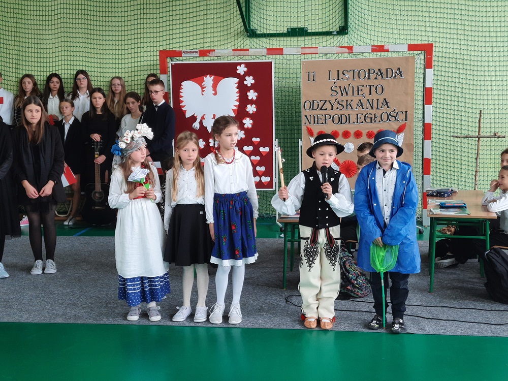 uczniowie podczas akademii z okazji 11 listopada - święta odzyskania niepodległości