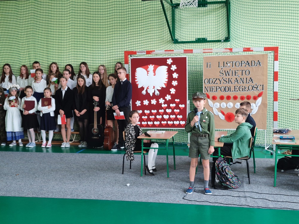 uczniowie podczas akademii z okazji 11 listopada - święta odzyskania niepodległości