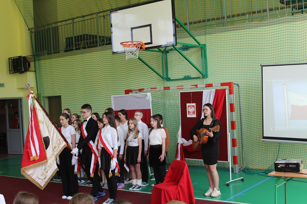 Uczniowie podczas akademii z okazji 3 maja