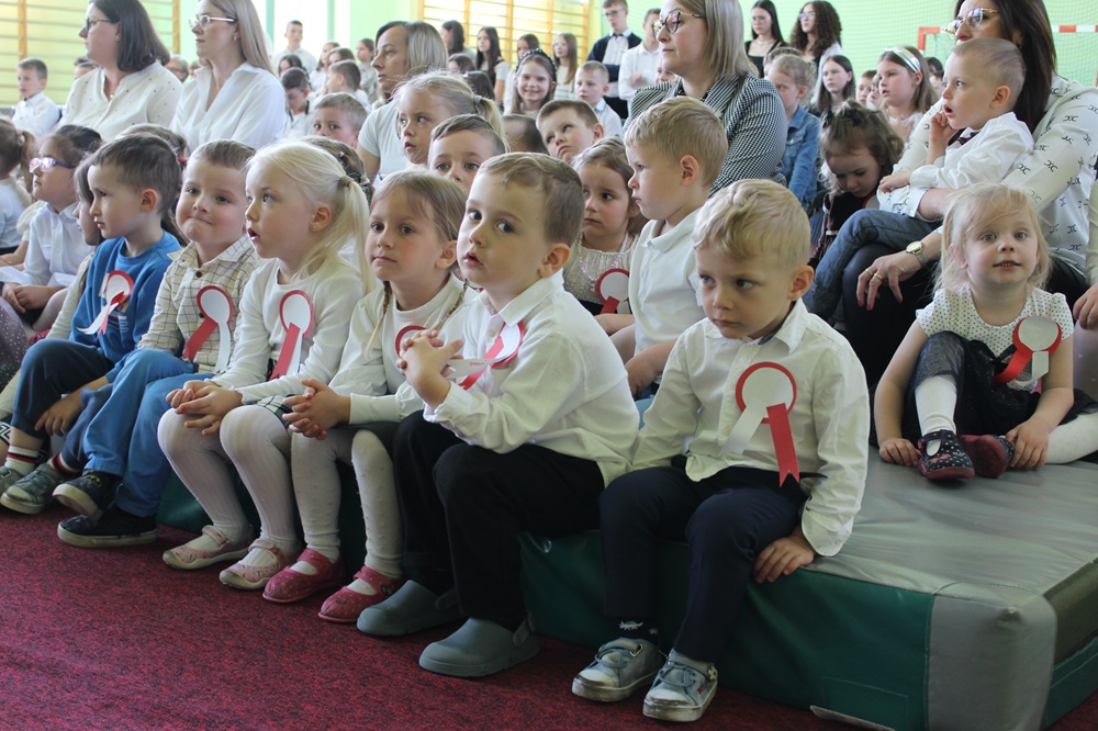 Uczniowie podczas akademii z okazji 3 maja