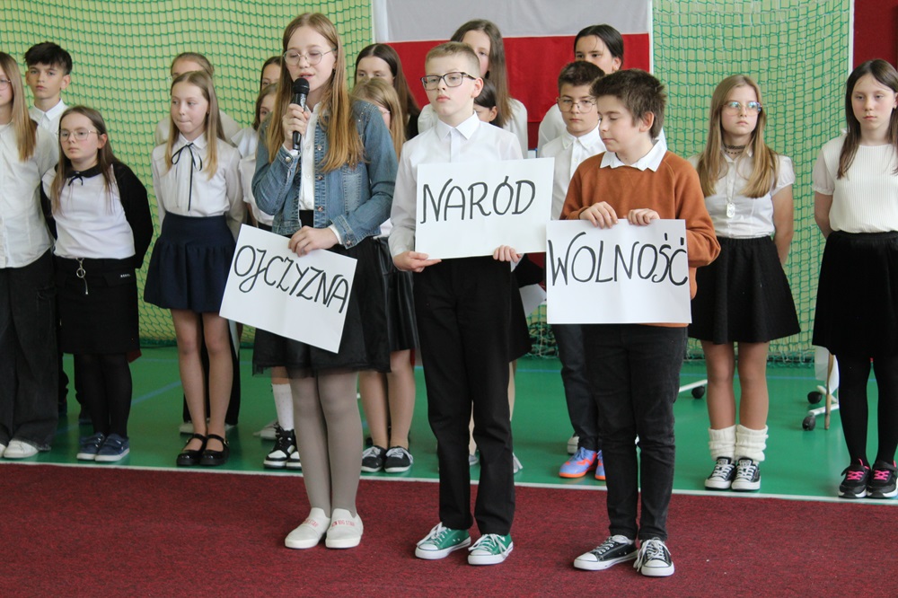 Uczniowie podczas akademii z okazji 3 maja