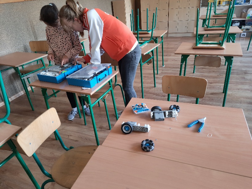 dwie uczennice podczas budowania robota z klocków VEX IQ