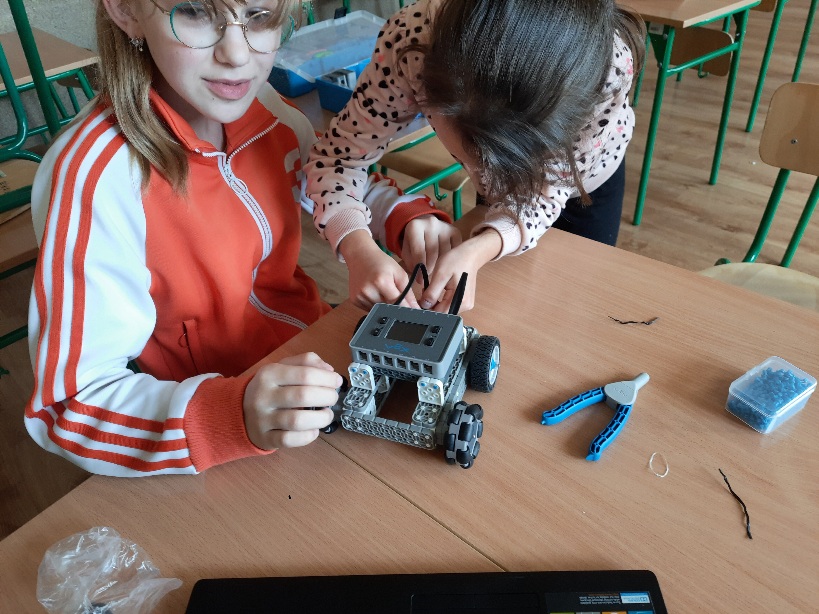 dwie uczennice podczas budowania robota z klocków VEX IQ