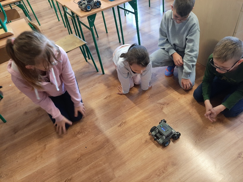 czworo uczniów testujących działanie robota