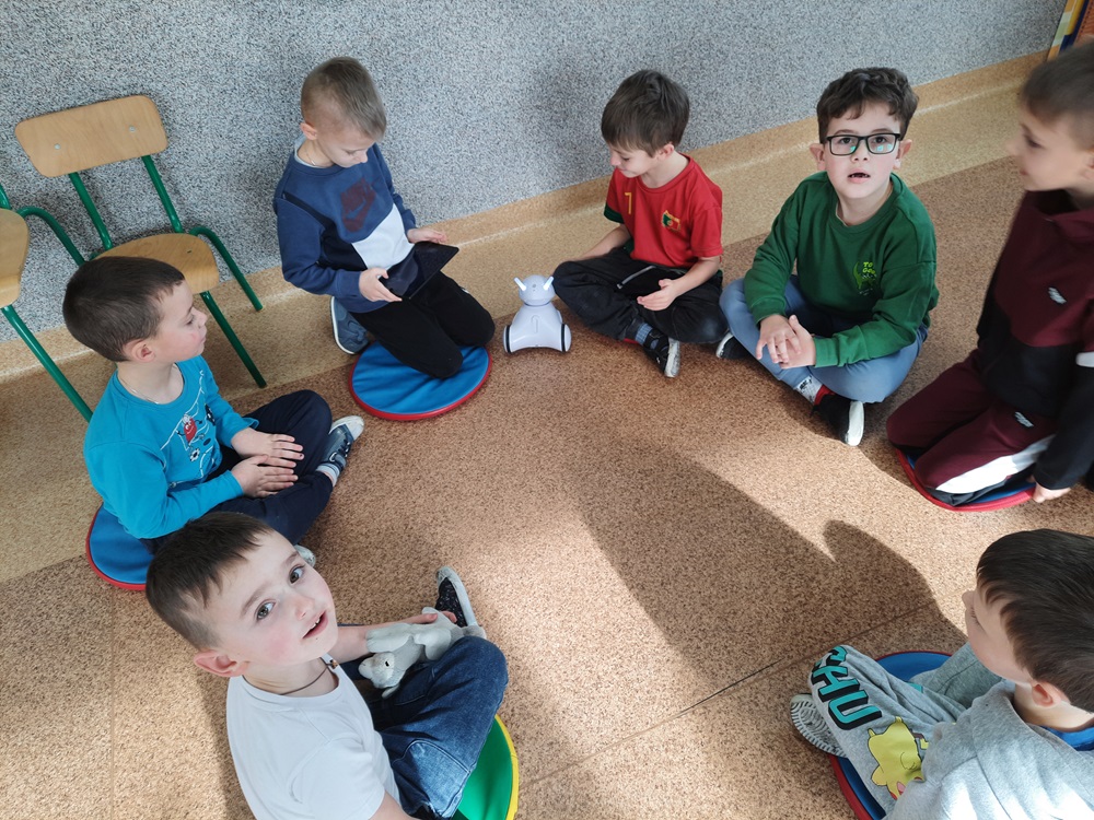 grupa uczniów podczas nauki z Photonem