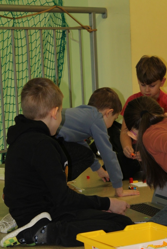 uczniowie budujący roboty z klocków Lego SPIKE