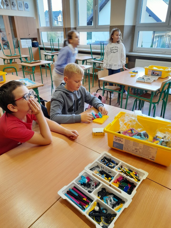 uczniowie podczas pacy z klockami LEGO SPIKE Prime