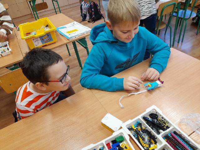 dwaj uczniowie budujący robota z klocków Lego SPIKE