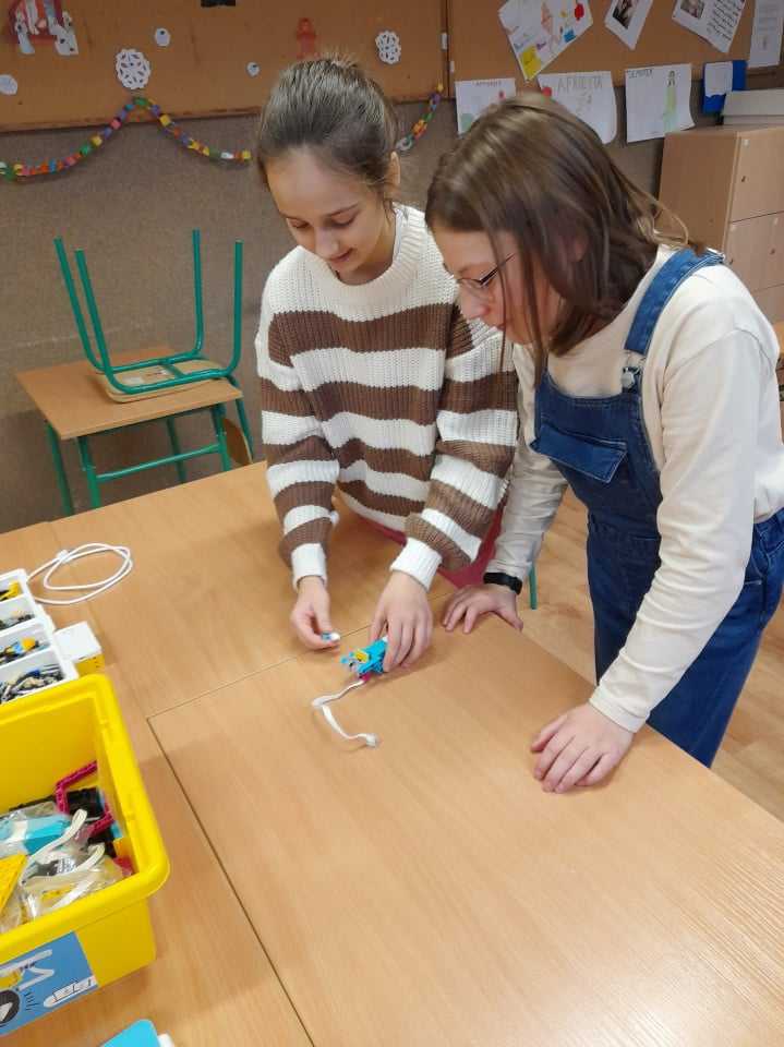 dwie uczennice budujące robota z klocków Lego SPIKE