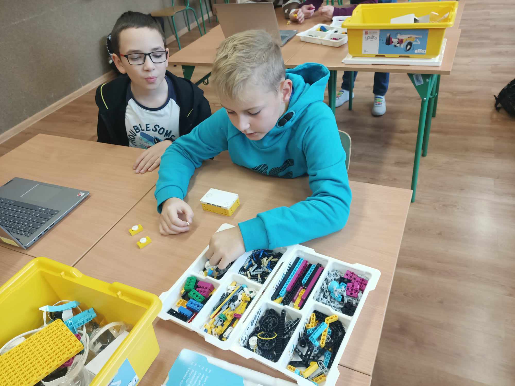 dwóch uczniów budujących robota z klocków Lego Spike Prime