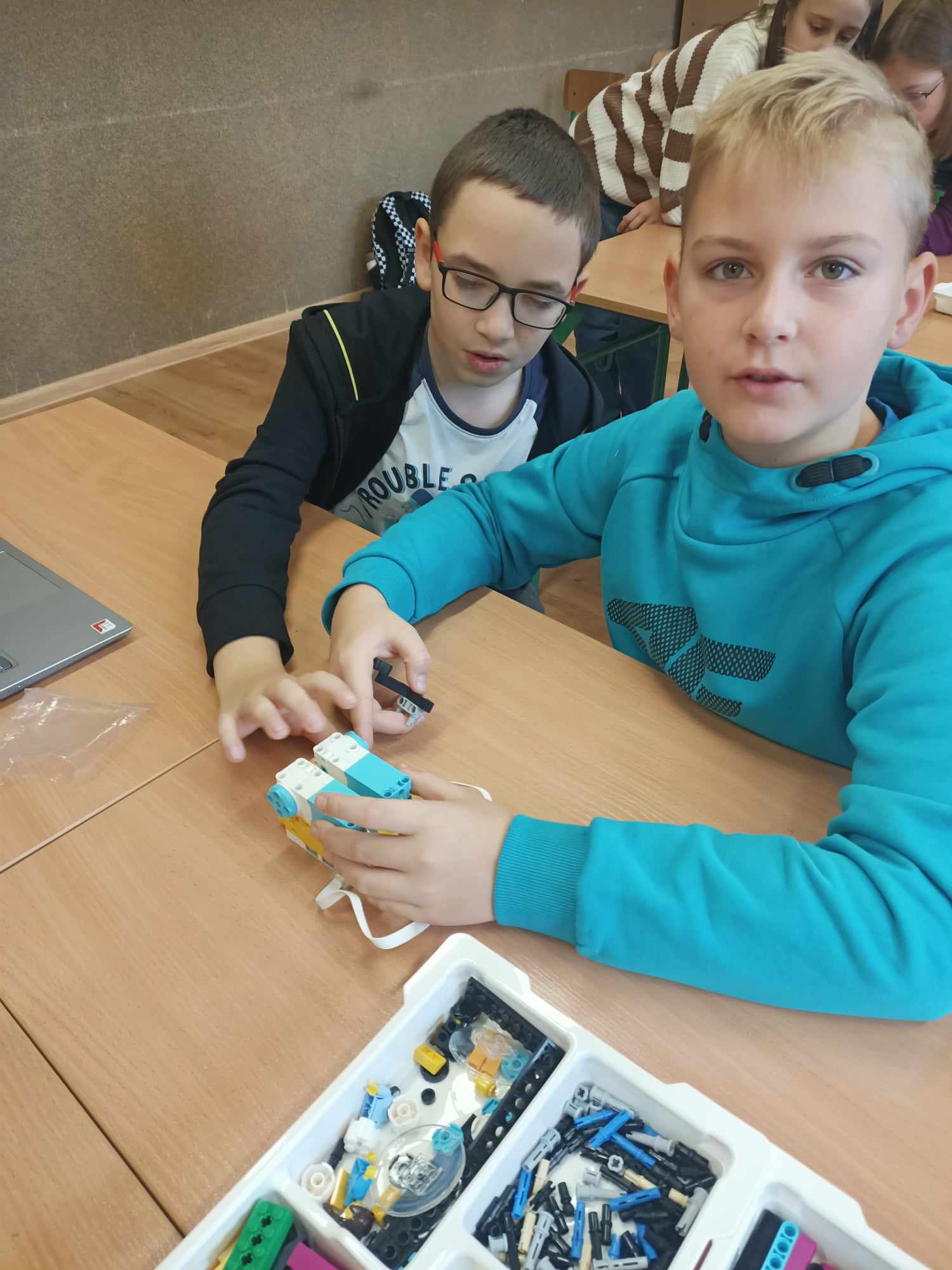 dwóch uczniów budujących robota z klocków Lego Spike Prime