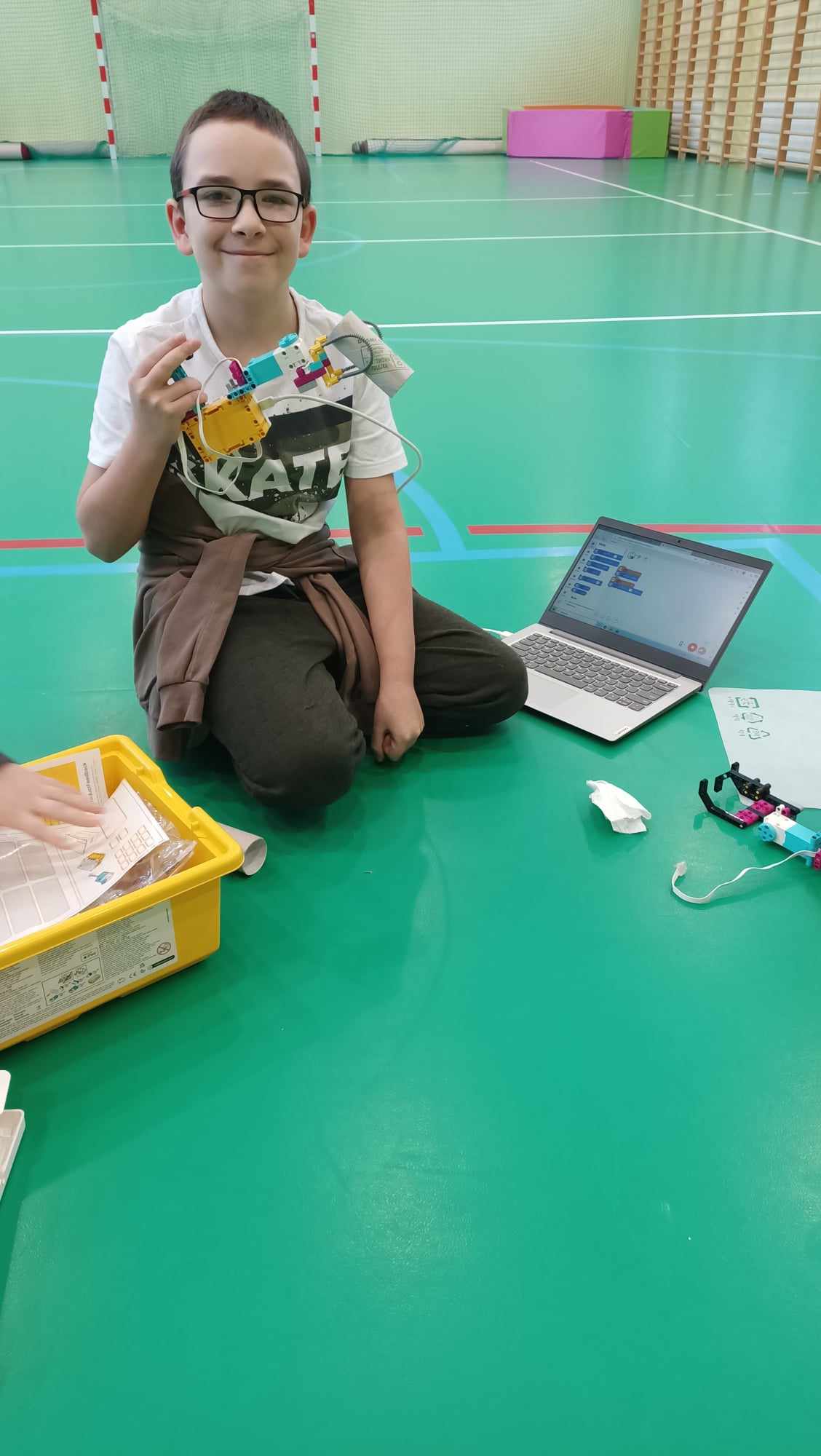 uczeń testujący działanie robota zbudowanego z klocków Lego SPIKE Prime