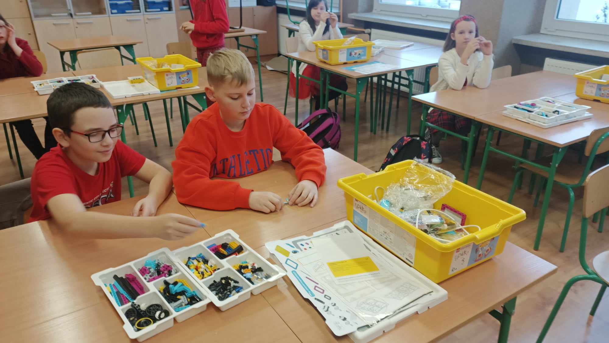 uczniowie budujący maszynę CNC z klocków Lego SPIKE Prime