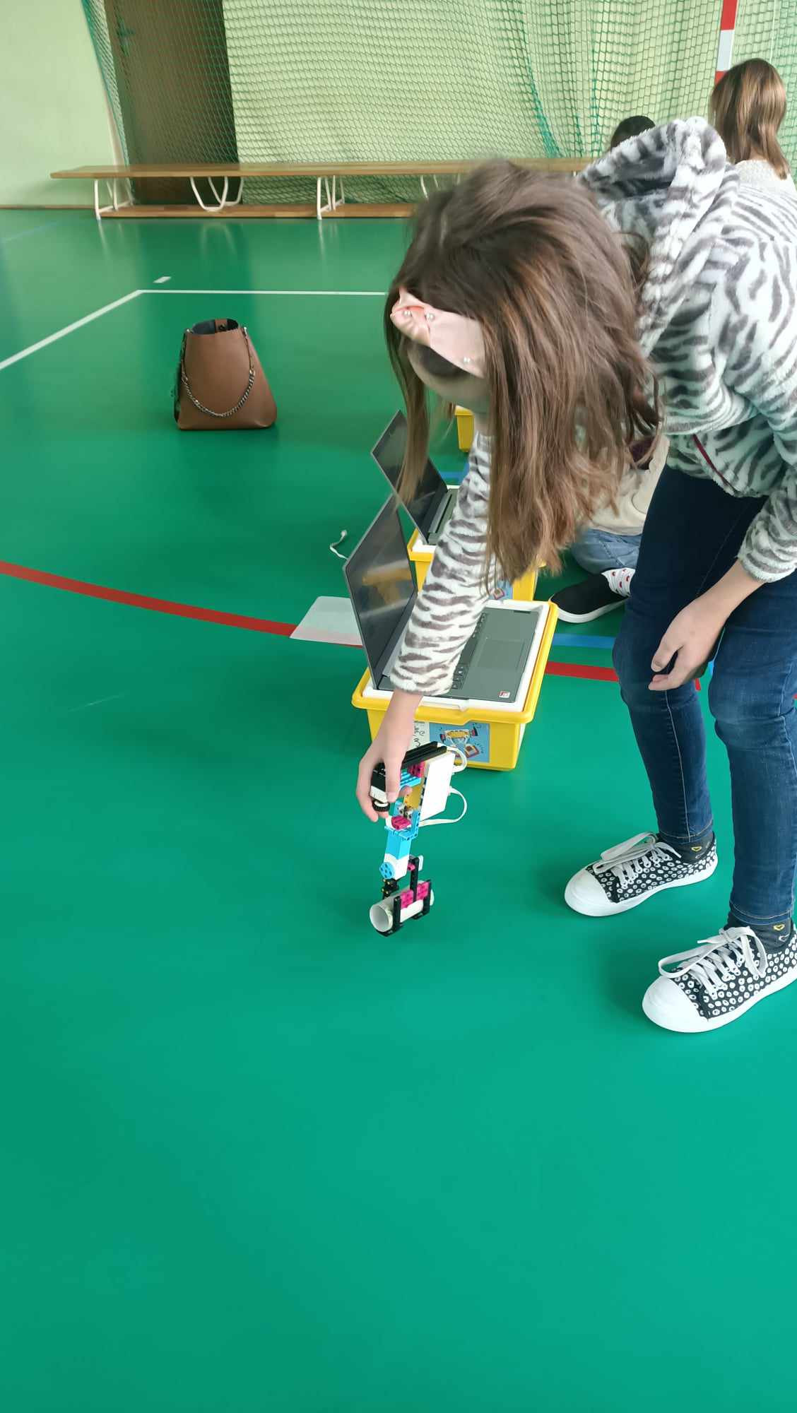 uczennica testująca działanie robota zbudowanego z klocków Lego SPIKE Prime