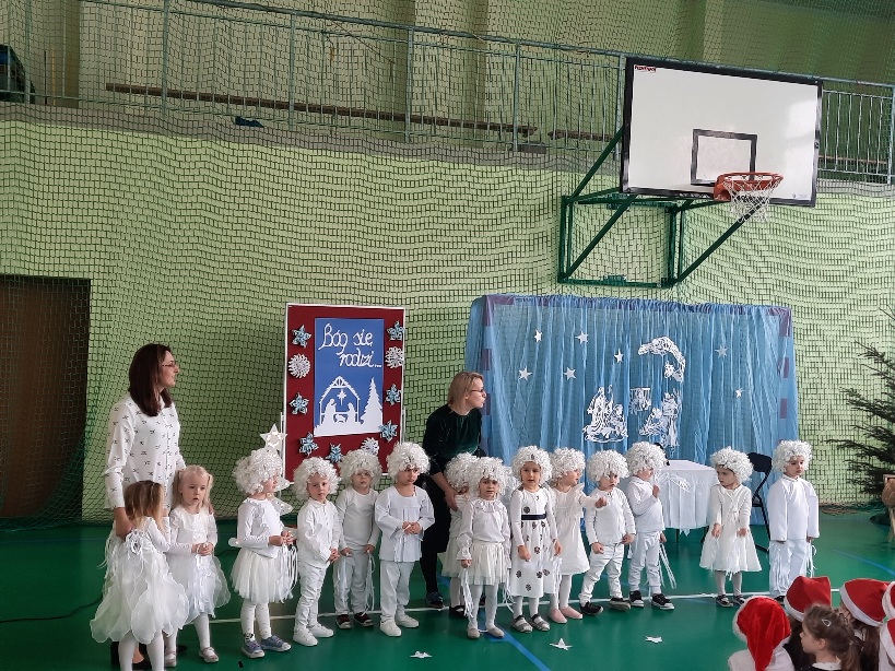 dzieci przedszkolne śpiewające kolędy i pastorałki