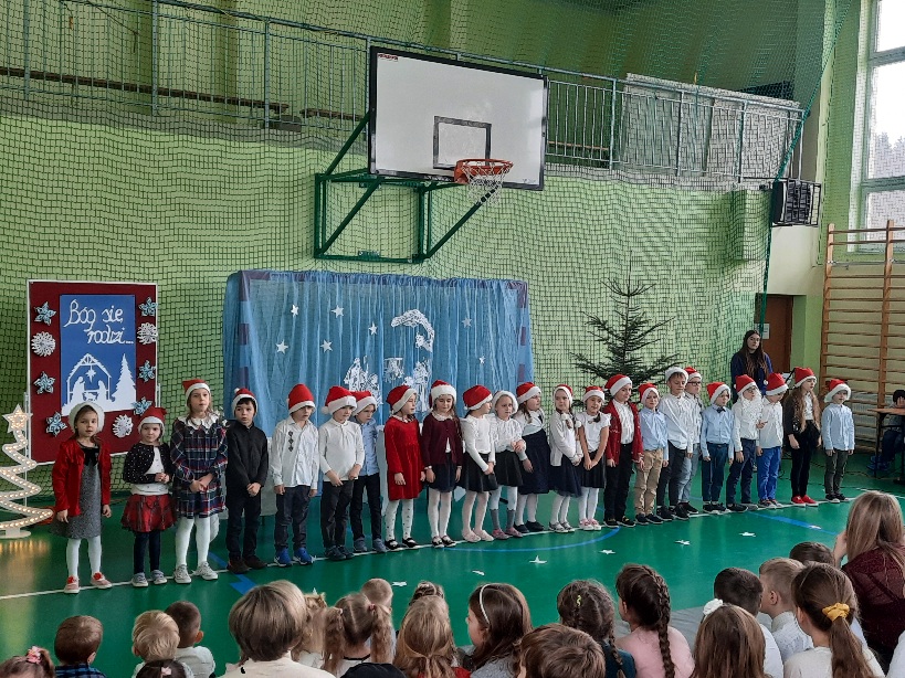 dzieci przedszkolne śpiewające kolędy i pastorałki