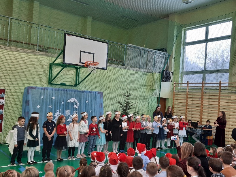 dzieci śpiewające kolędy i pastorałki