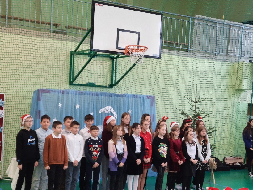 dzieci śpiewające kolędy i pastorałki