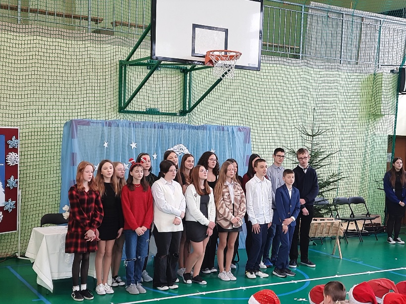 dzieci śpiewające kolędy i pastorałki