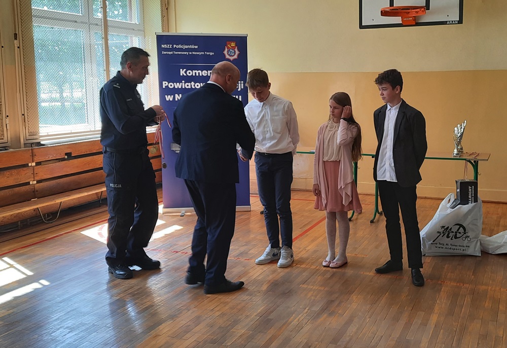 uczniowie odbierający nagrody za Turniej BRD