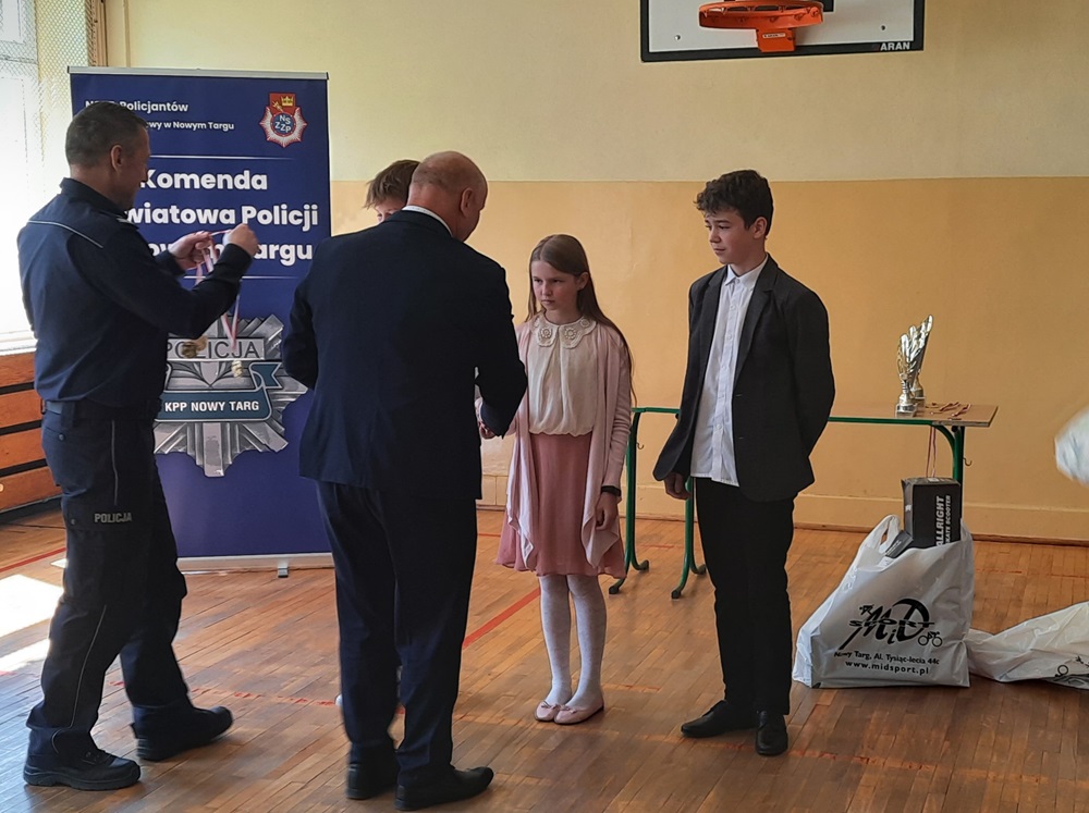 uczniowie odbierający nagrody za Turniej BRD