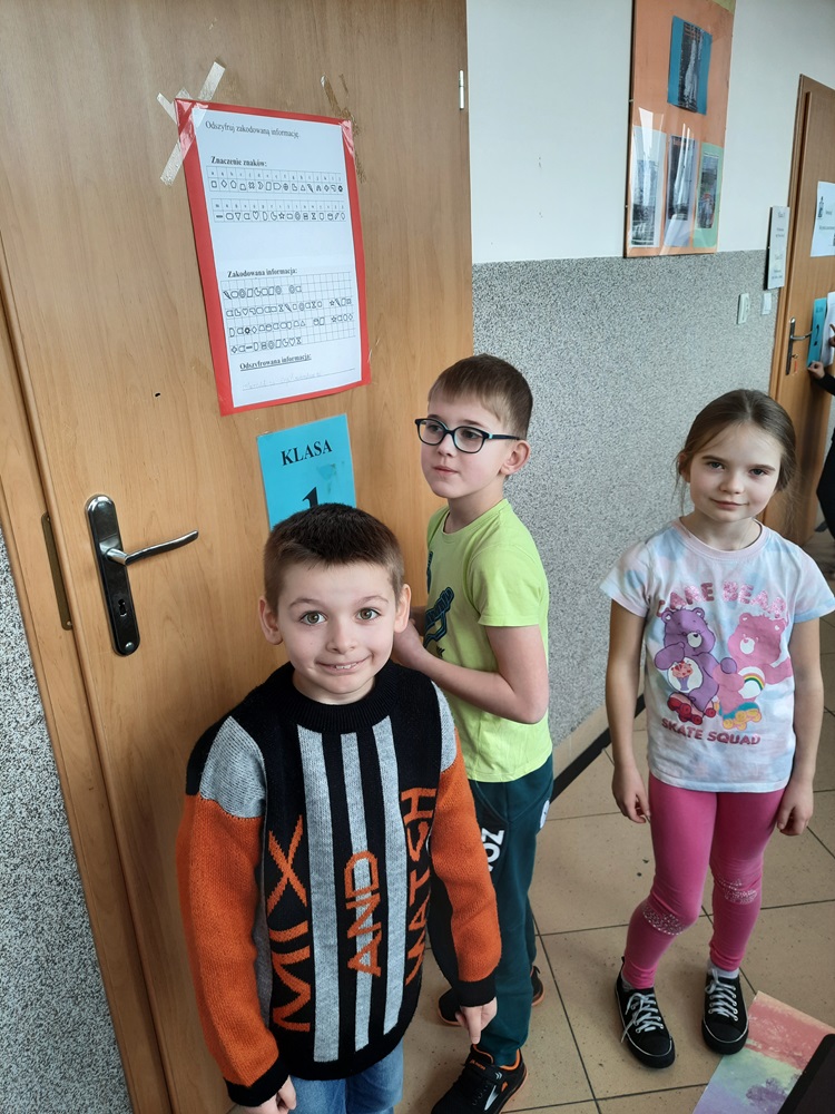 uczniowie rozwiązujący zagadki z okazji dnia bezpiecznego internetu