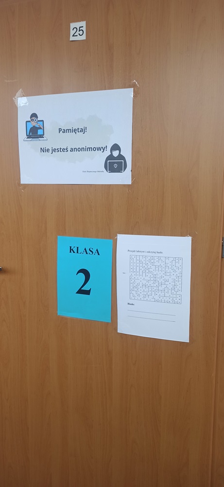 dekoracje, hasła, krzyżówki, zagadki na drzwiach klasowych z okazji Dnia Bezpiecznego Internetu