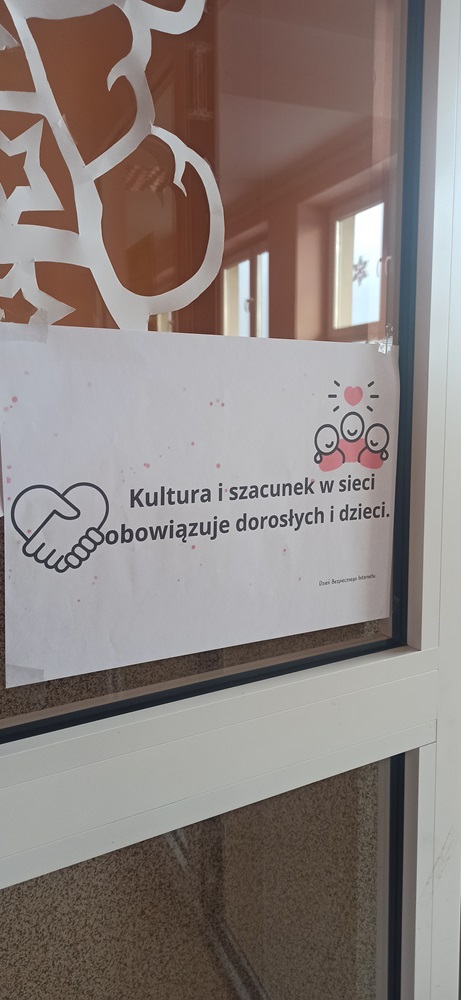 dekoracje, hasła, krzyżówki, zagadki na drzwiach z okazji Dnia Bezpiecznego Internetu