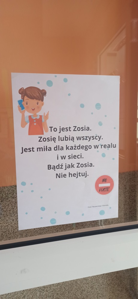 dekoracje, hasła, krzyżówki, zagadki na drzwiach z okazji Dnia Bezpiecznego Internetu