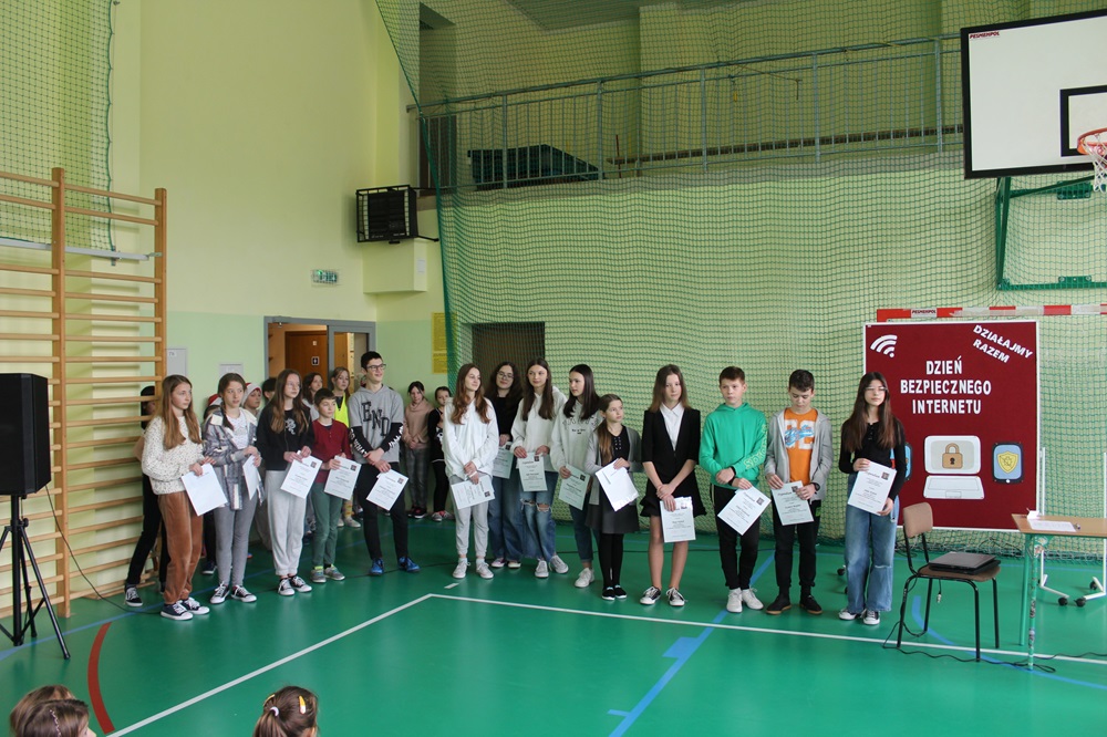 grupa uczniów nagrodzonych
