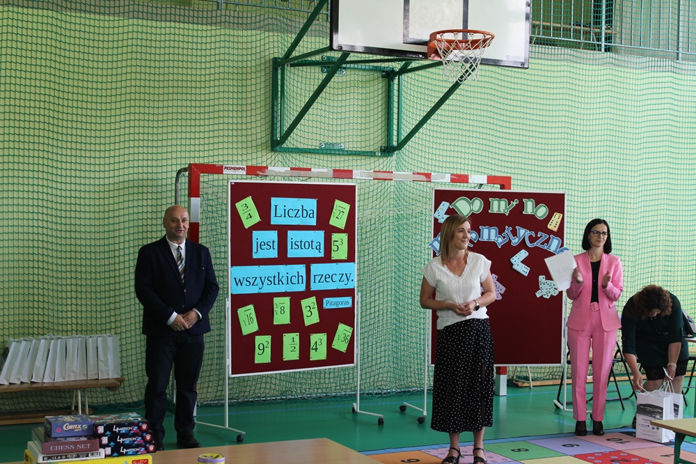 wójt gminy jabłonka, dyrektor oraz nauczycielka szkoły w Zubrzycy Dolnej