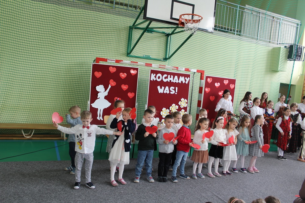 uczniowie podczas akademii z okazji Dnia Babci i Dziadka