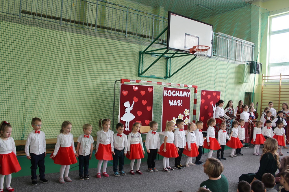 uczniowie podczas akademii z okazji Dnia Babci i Dziadka