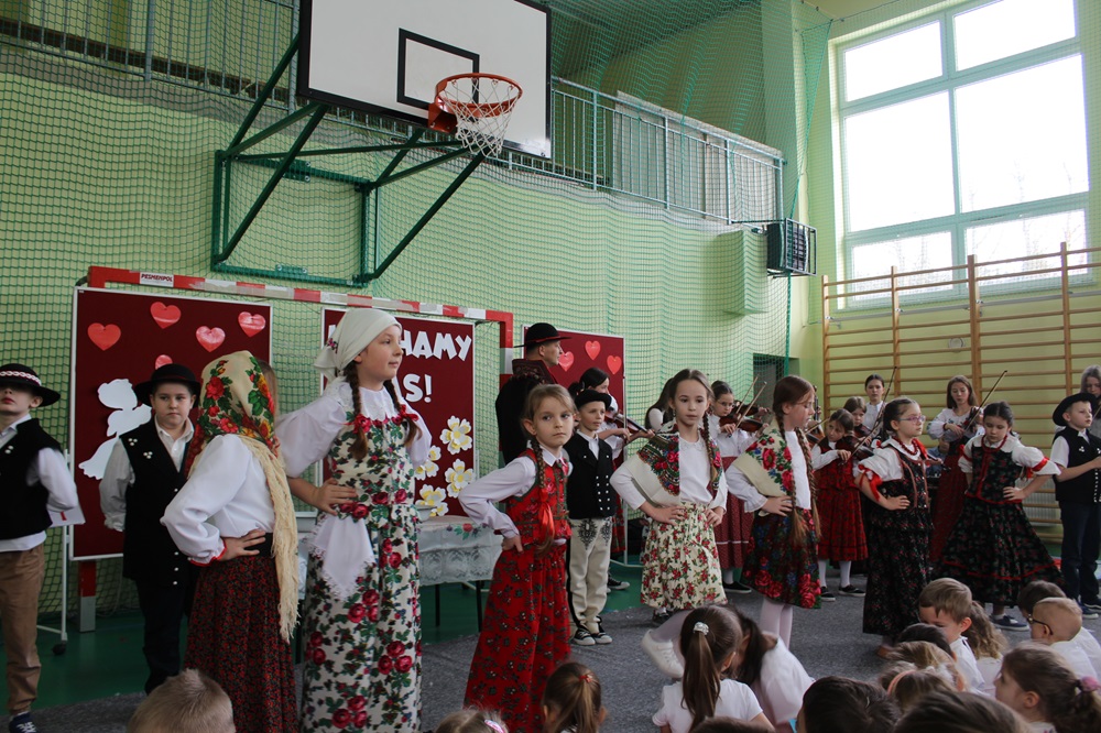 uczniowie podczas akademii z okazji Dnia Babci i Dziadka