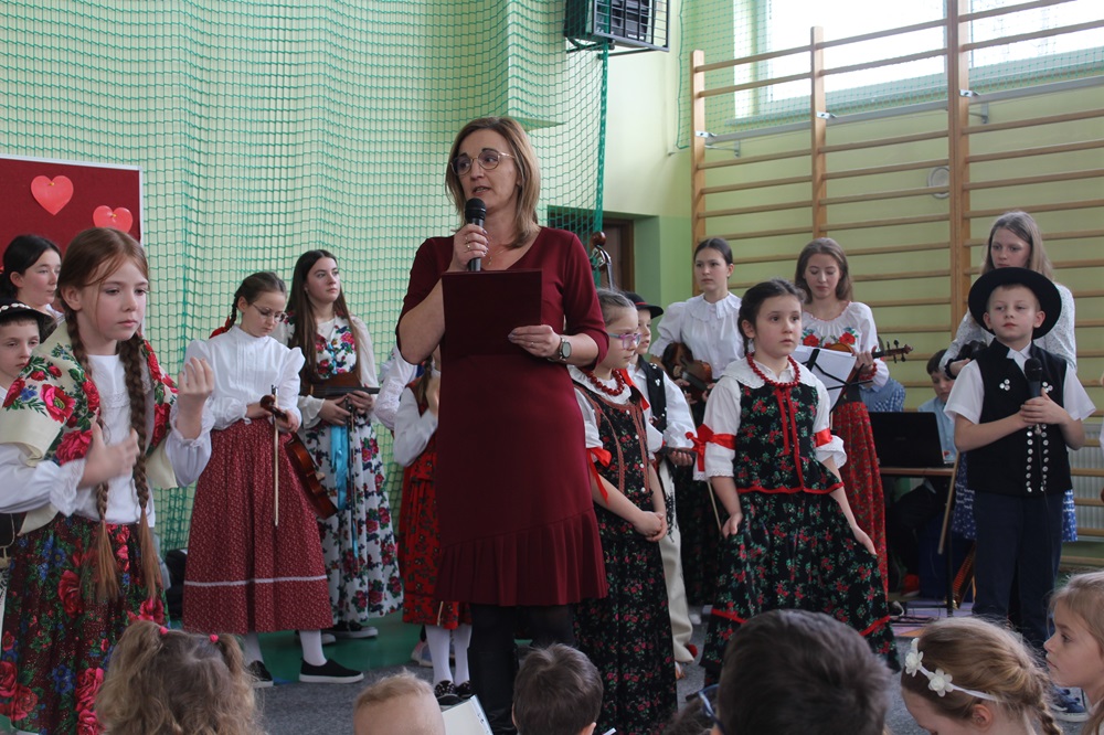 uczniowie podczas akademii z okazji Dnia Babci i Dziadka