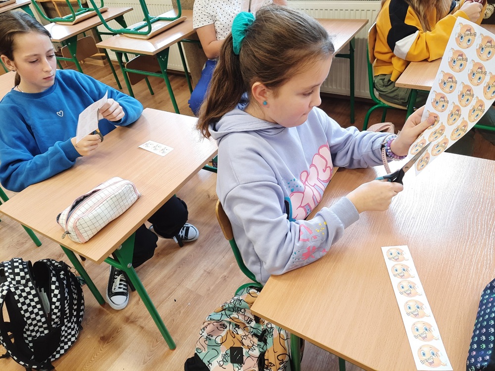 empatyczna klasa - uczniowie przygotowują materiały