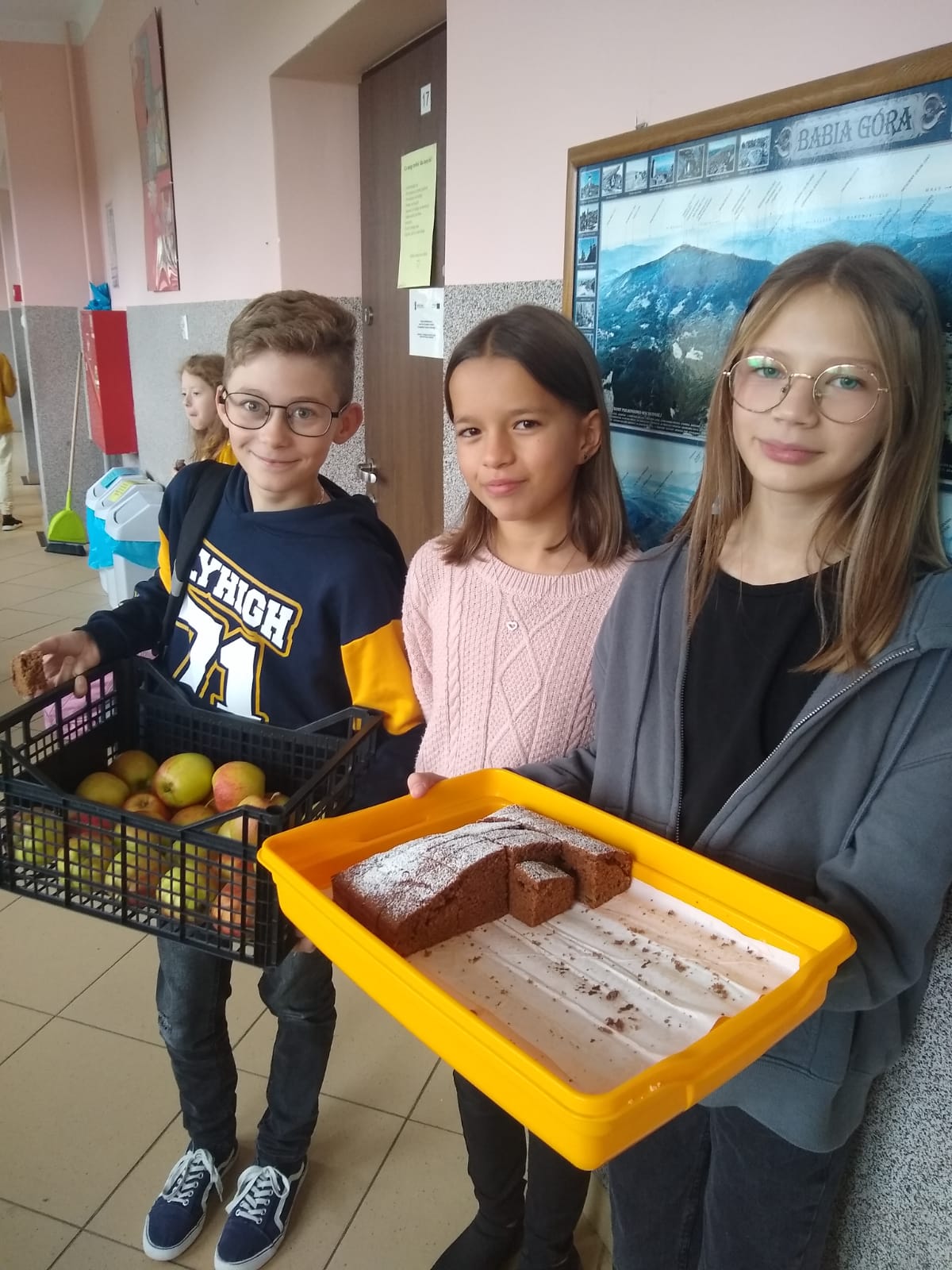 empatyczna klasa - uczniowie dzielą się ciastem
