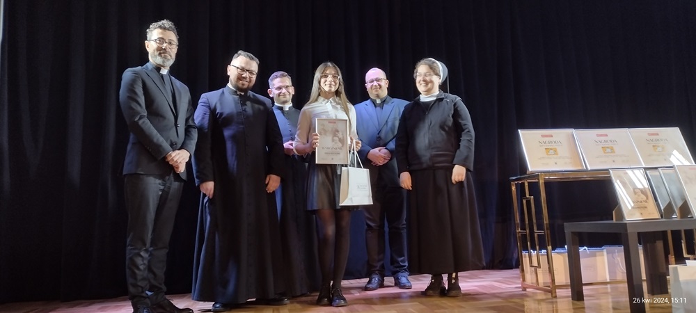uczennica szkoły odbierająca wyróżnienie za konkurs Emilia Wojtyłowa, Matka Świętego Jana Pawła II
