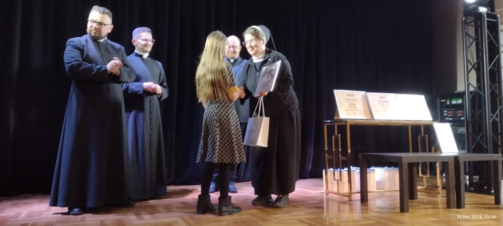 uczennica szkoły odbierająca wyróżnienie za konkurs Emilia Wojtyłowa, Matka Świętego Jana Pawła II