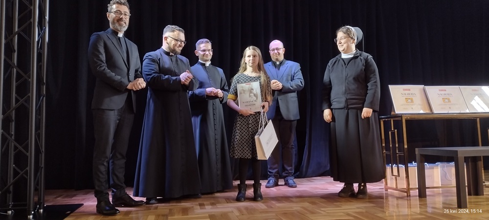 uczennica szkoły odbierająca wyróżnienie za konkurs Emilia Wojtyłowa, Matka Świętego Jana Pawła II