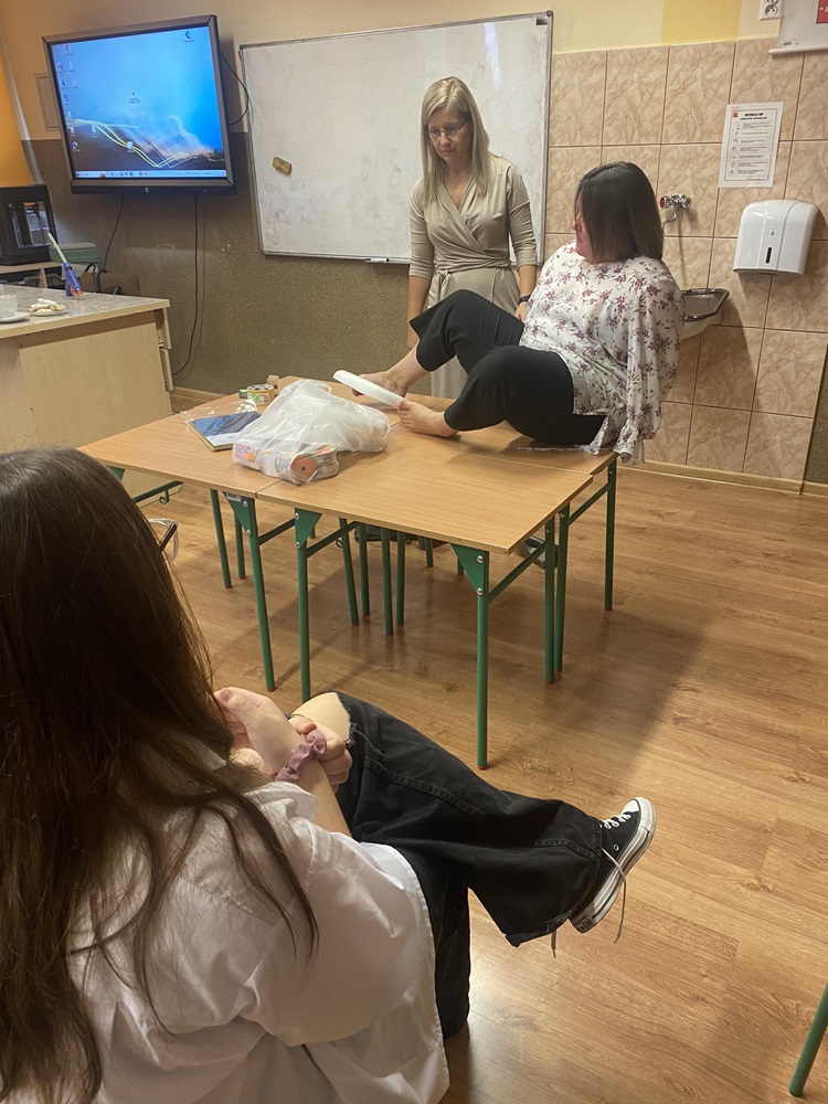 kobieta wykonująca pracę za pomocą nóg